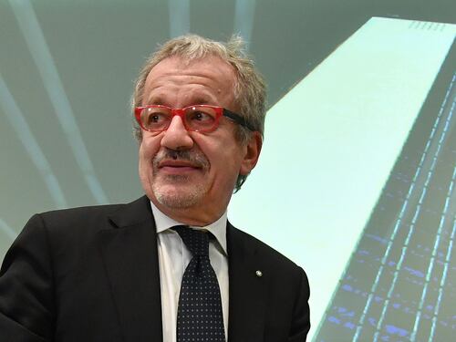 Sciacalli scatenati sui social: Maroni ruba pure da morto