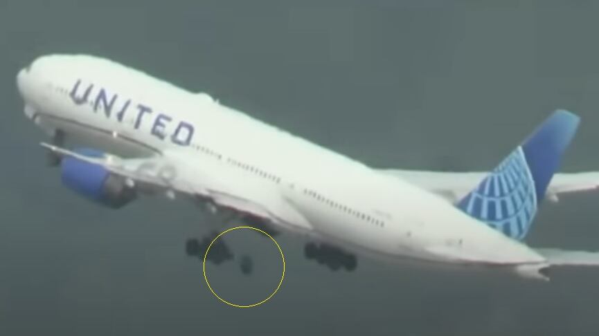 Il pneumatico del Boeing 777 cade dopo il decollo: il video choc
