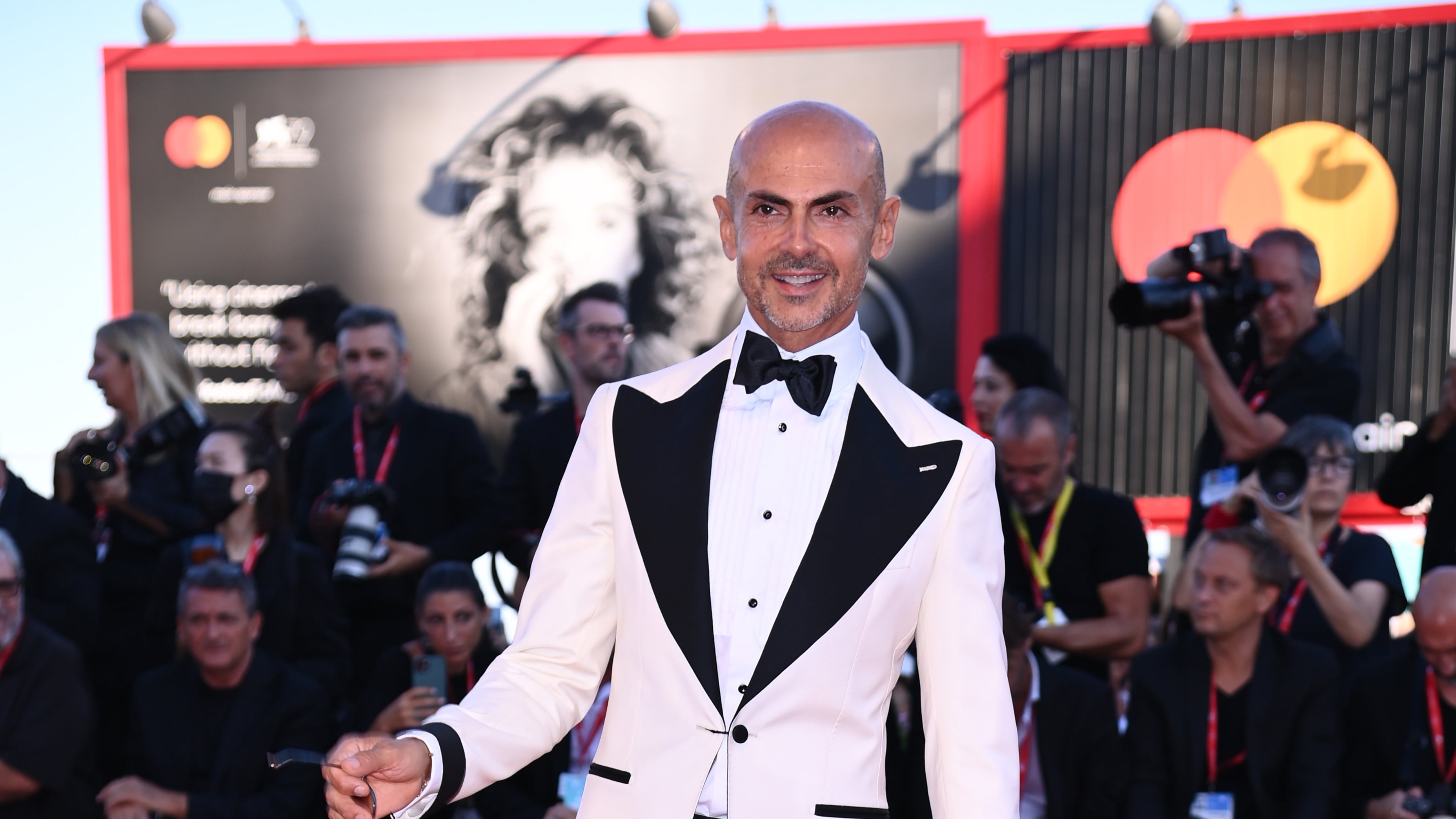 "Tutto quello che so del sesso l'ho imparato da una donna". Intervista a Enzo Miccio