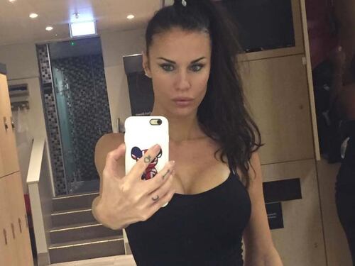 Antonella Mosetti hot, selfie in body nella palestra