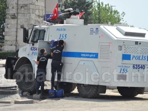 Turchia, agenti chimici negli idranti "Contro di noi usano l’acqua gialla"