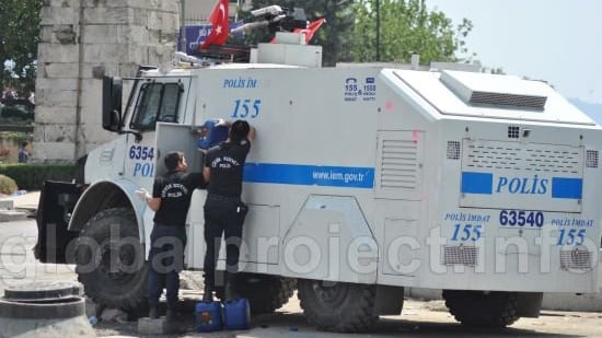 Turchia, agenti chimici negli idranti "Contro di noi usano l’acqua gialla"