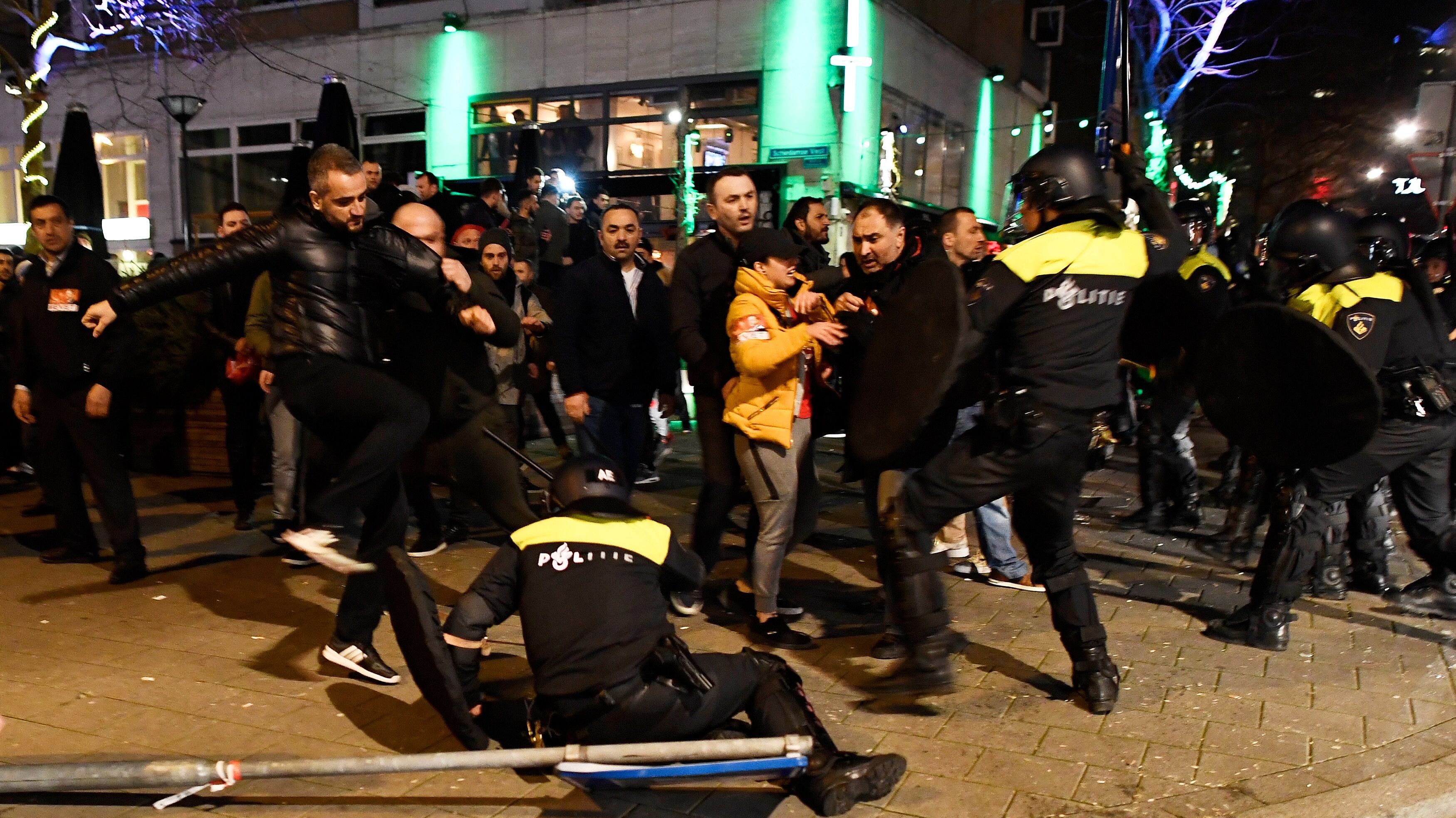 Idranti, manganelli e minacce. È "guerra" tra Olanda-Turchia