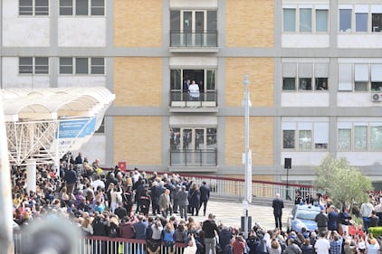 Il Papa lascia l'ospedale 5