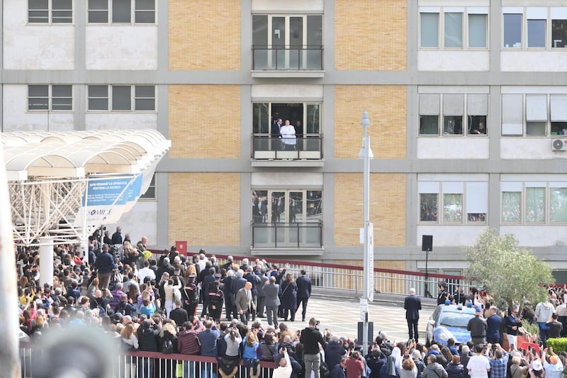 Il Papa lascia l'ospedale 5