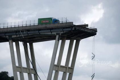Macerie e macchine schiacciate: le foto 2