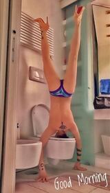 Naike Rivelli nuda con la testa nel wc 3