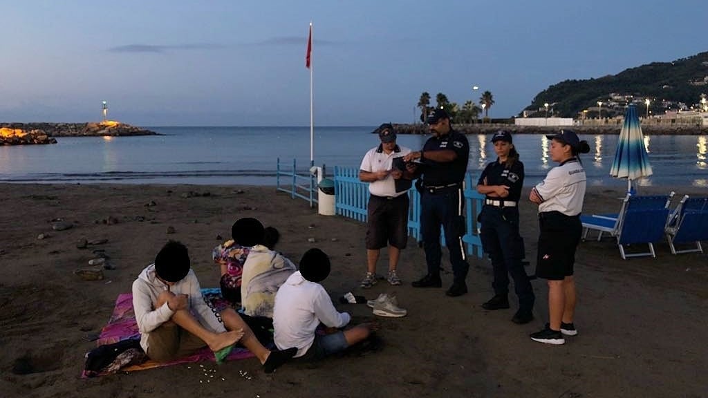 Blitz in spiaggia a Diano Marina contro i furbetti dell'ombrellone