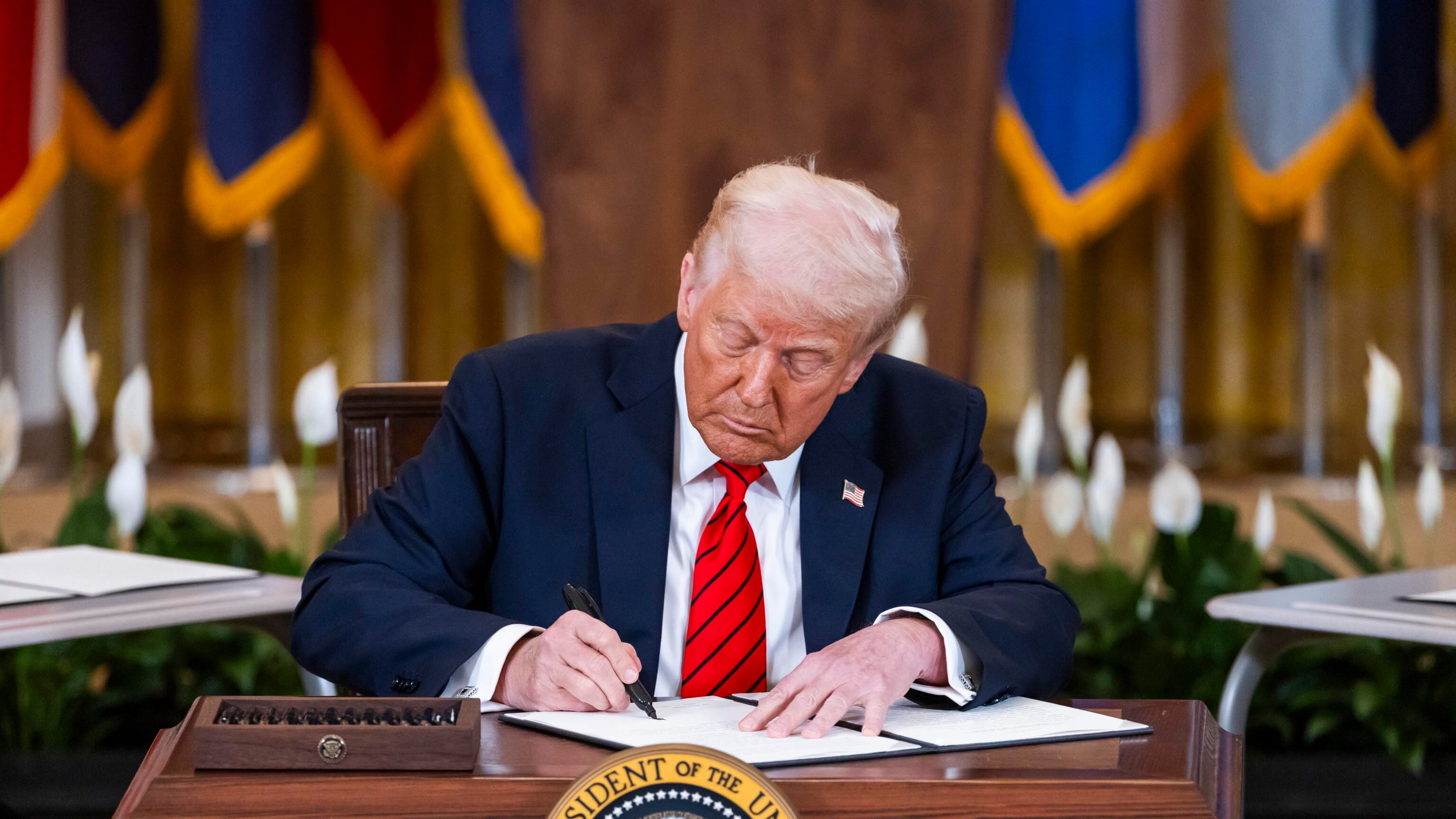 Trump pensa a meno dazi: potrebbero salvarsi auto, farmaci e chip