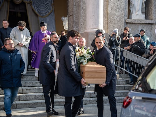 Giovanna, dolore e rabbia al funerale. "Sospetti e giudizi sommari? Macigni"