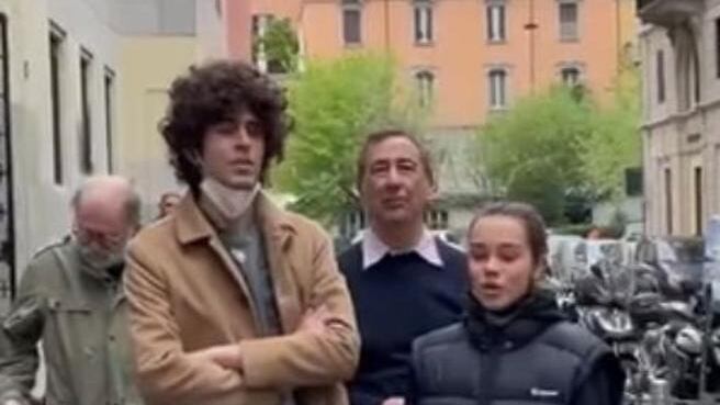 Sala lancia il tormentone: "Canta Bella Ciao e ricorda un partigiano"