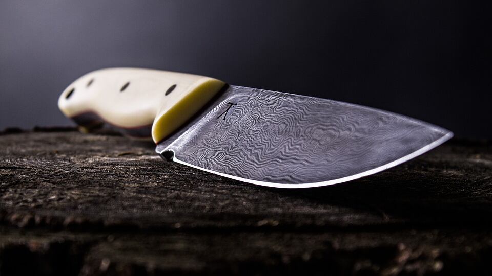 Napoli, coppia di turisti francesi minacciati con un coltello e rapinati