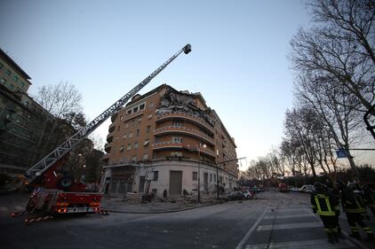 Roma, crollano tre piani di un palazzo 7