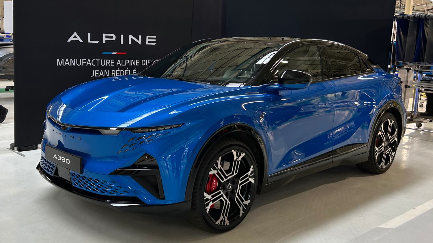 Alpine A390, prima fastback elettrica del marchio: un'auto da corsa in giacca e cravatta
