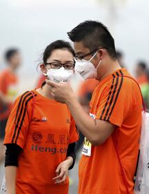 Pechino e smog: maratona si corre  con le mascherine 5