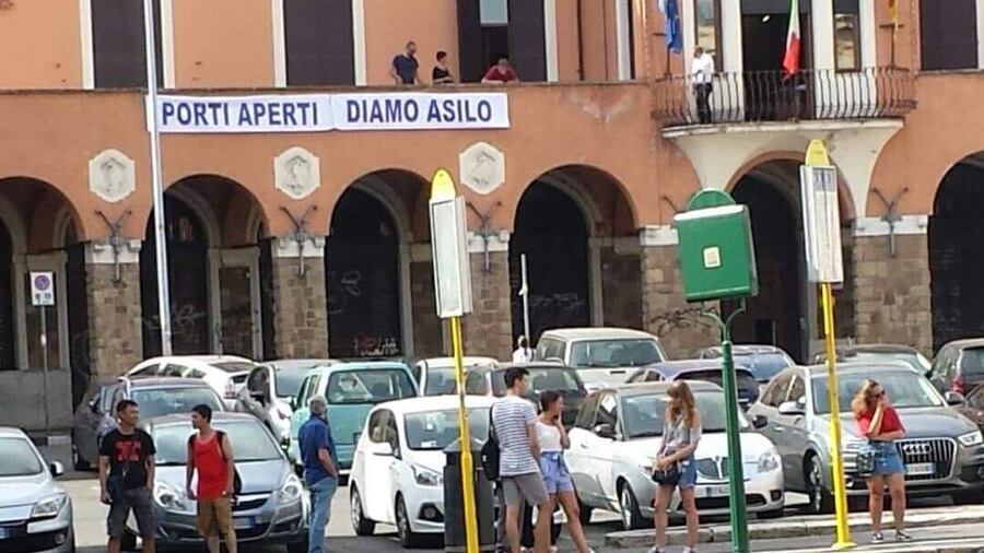 Roma, multato lo striscione "pro-migranti" affisso dal Pd