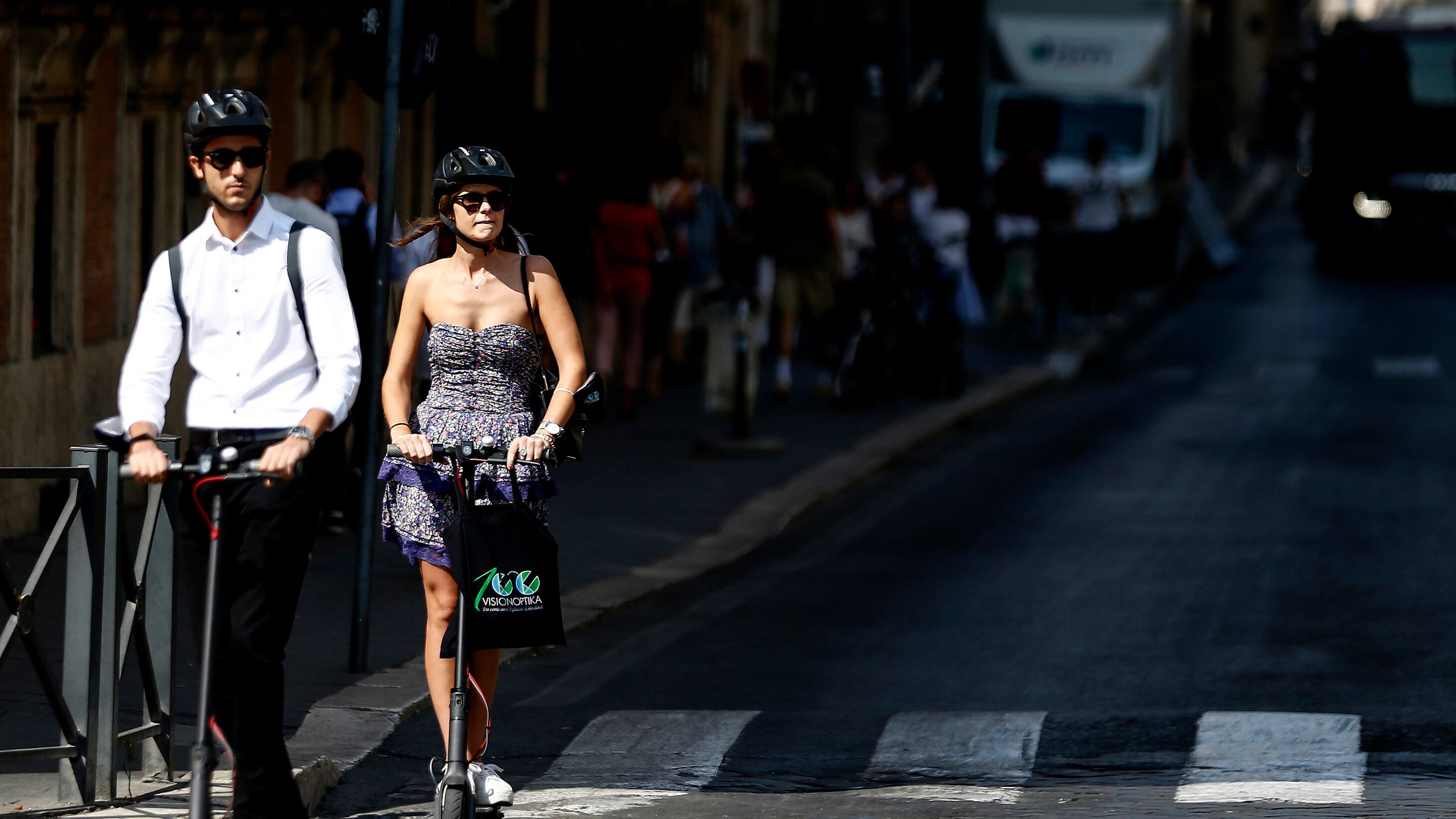 Casco, giubbotto riflettente e divieto dopo il tramonto: cosa cambia per il monopattino