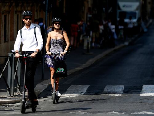 Casco, giubbotto riflettente e divieto dopo il tramonto: cosa cambia per il monopattino