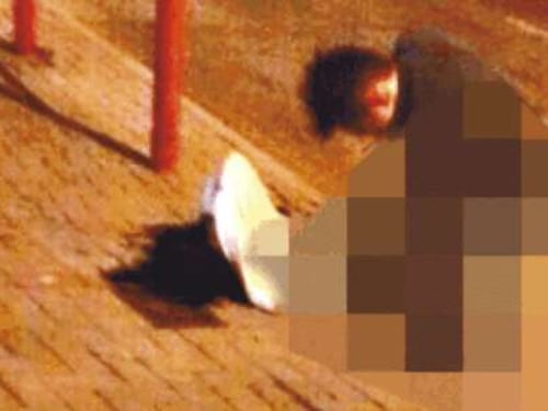 Sesso in strada tra i passanti: nessuno li ferma per tre quarti d'ora