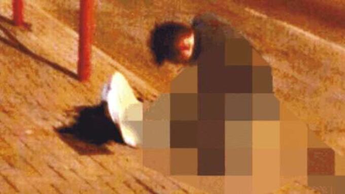 Sesso in strada tra i passanti: nessuno li ferma per tre quarti d'ora