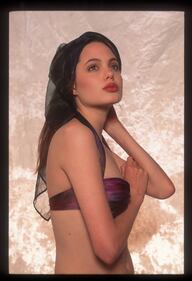 Angelina Jolie a 16 anni 2