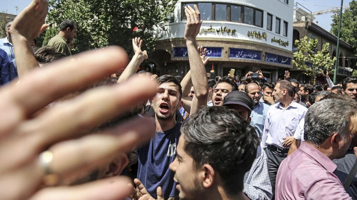 L'Iran in rivolta contro la crisi e gli ayatollah
