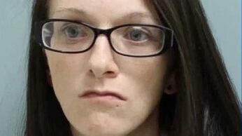 Madre droga bimbo di 23 mesi e lo riempie di botte: choc negli Usa
