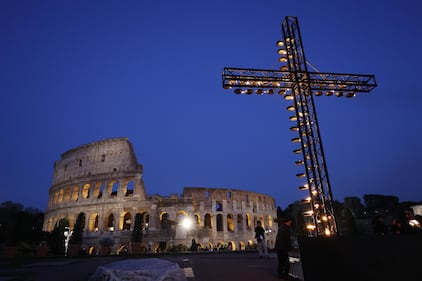 Papa Leone XIV porta la croce alla via Crucis. Guarda le foto 6