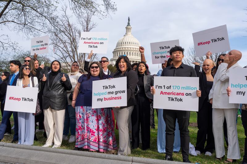 Le proteste dei tiktoker fuori dal Congresso Usa 3