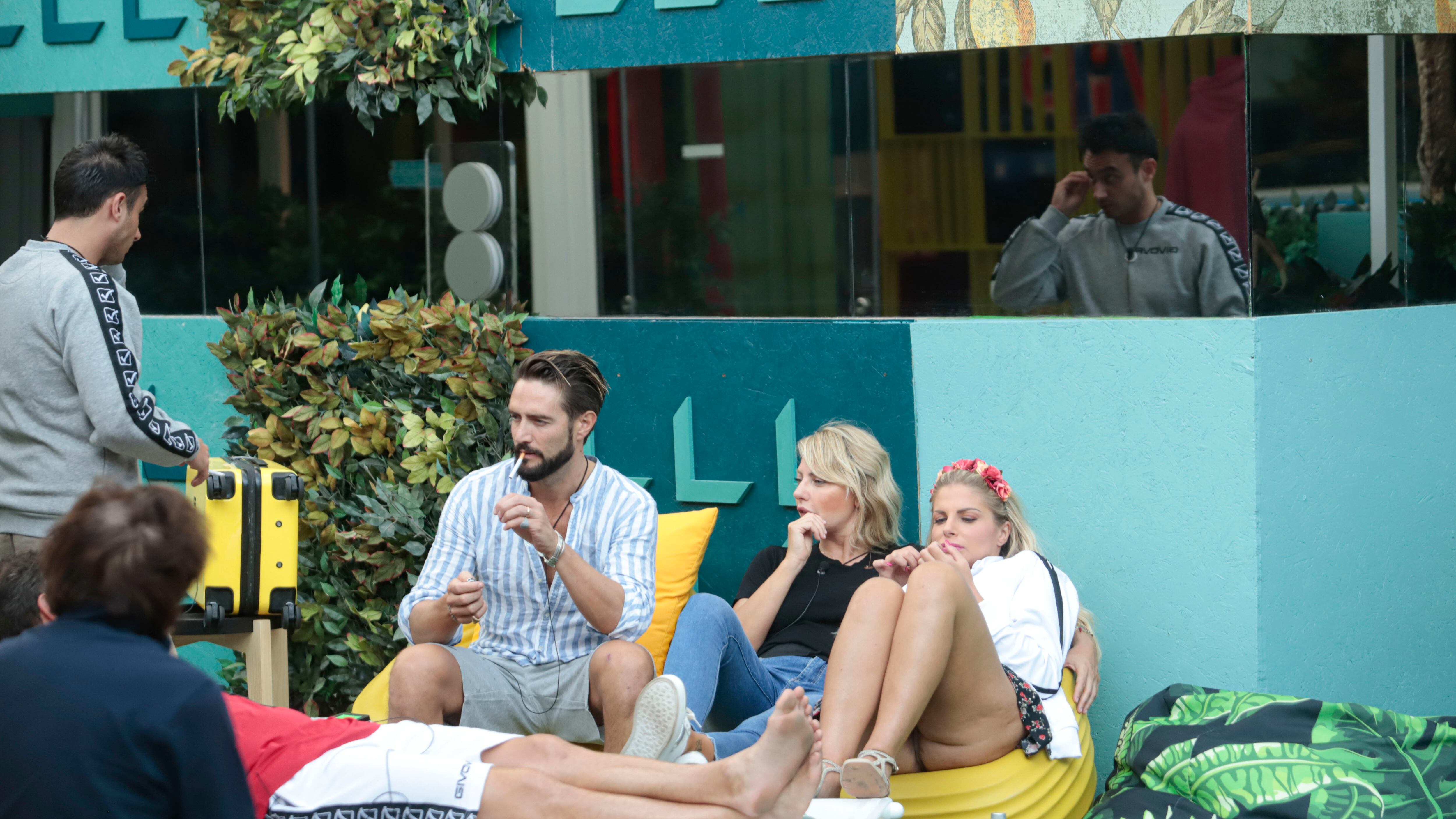 "Massa di imbecilli cerebrolesi": scoppia la bufera al Gf Vip