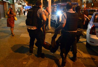 Rio, la polizia uccide un balleri: la favela brucia 9