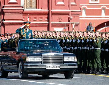 Putin alla parata col nastro degli indipendentisti 15