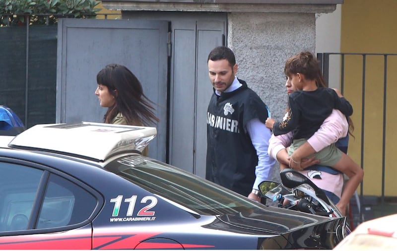 Padre si barrica in casa con il figlio piccolo 9