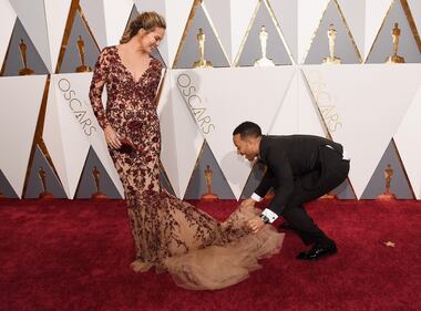 Chrissy Teigen, topless e incinta mentre cucina 13