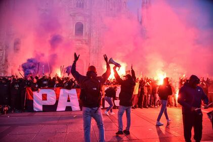 Tifosi del Psg in piazza Duomo a Milano prima della gara col Milan 3