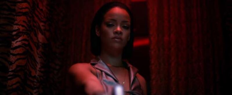 Rihanna, sexy killer in "Needed me": foto 4