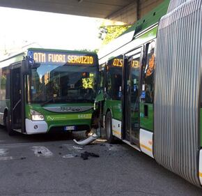 Milano, incidente tra bus Atm 8