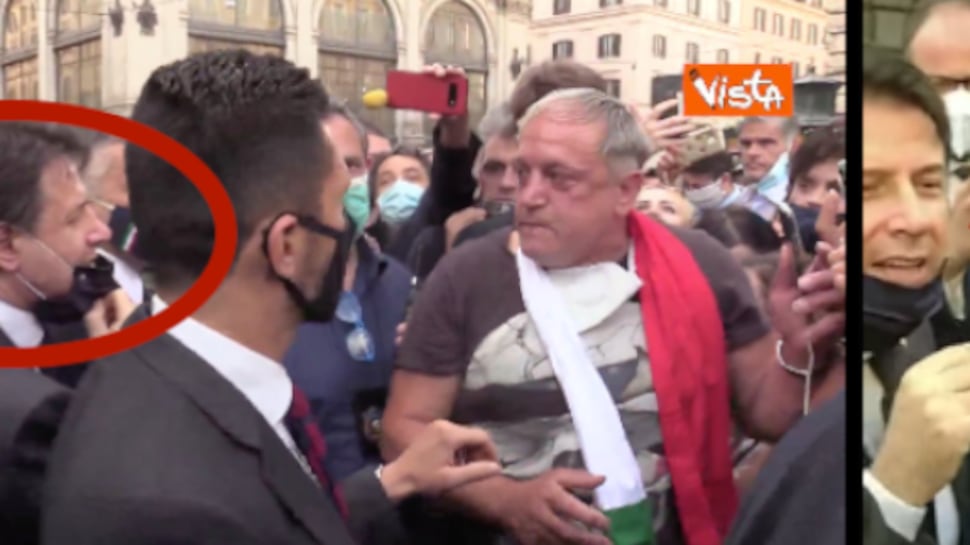 Tra la folla e senza mascherina. Così pure Conte viola le regole