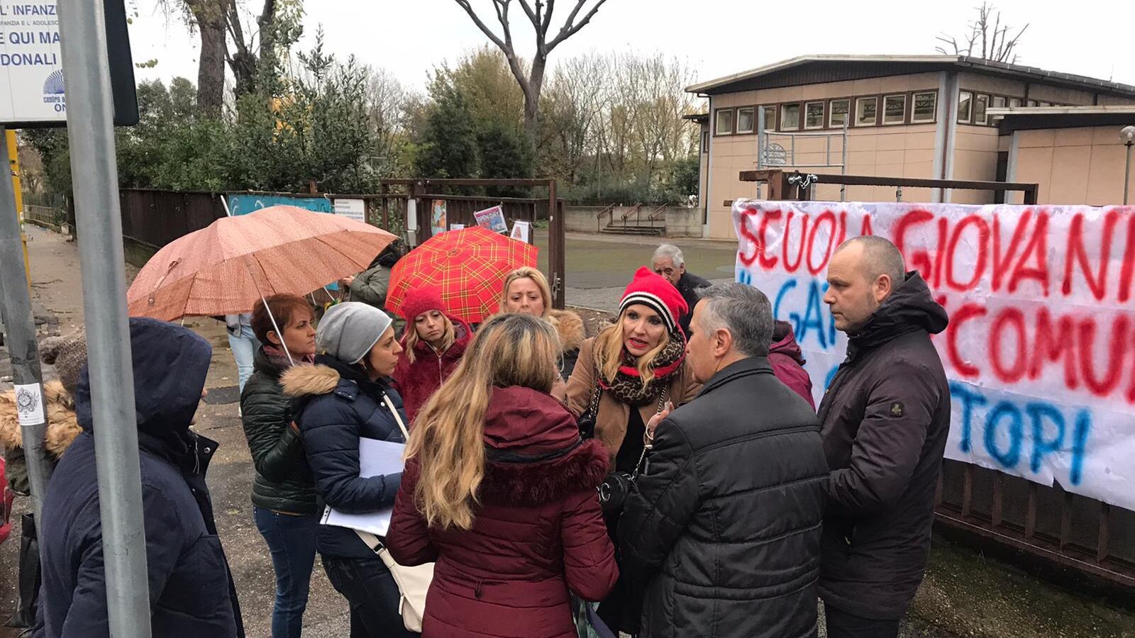 Roma, allarme in un'elementare: "Topi in classe e negli zaini"