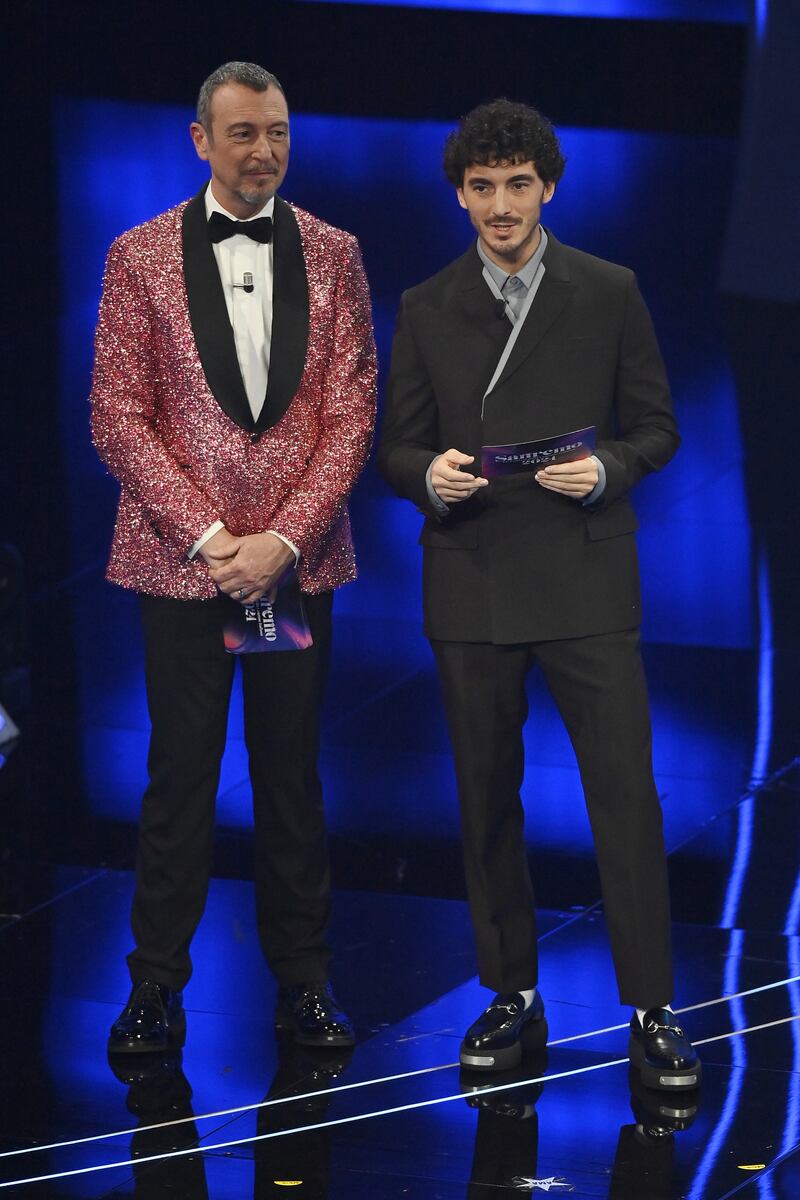 Sanremo 2024: ecco il look della quarta serata del Festival di conduttore, co-conduttrice e ospiti 2