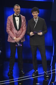 Sanremo 2024: ecco il look della quarta serata del Festival di conduttore, co-conduttrice e ospiti 2