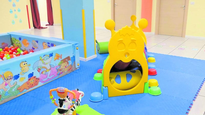 Schiaffi, umiliazioni e minacce ai bimbi dell’asilo nido: l’orrore a Roma. Sospesa educatrice
