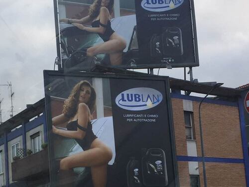 Una donna in body sulla pubblicità dell'olio. Polemica a Milano: "È sessismo"