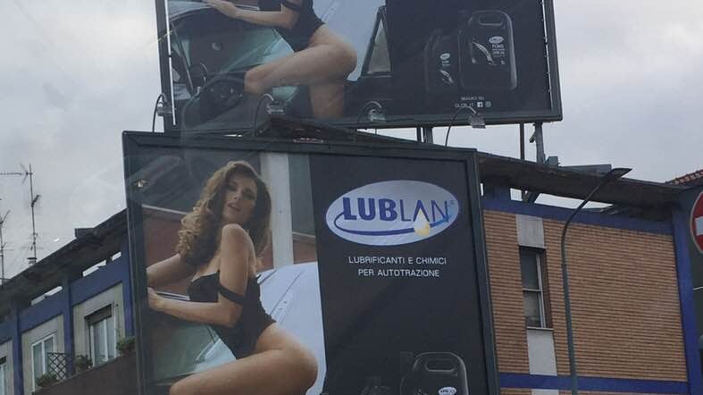 Una donna in body sulla pubblicità dell'olio. Polemica a Milano: "È sessismo"