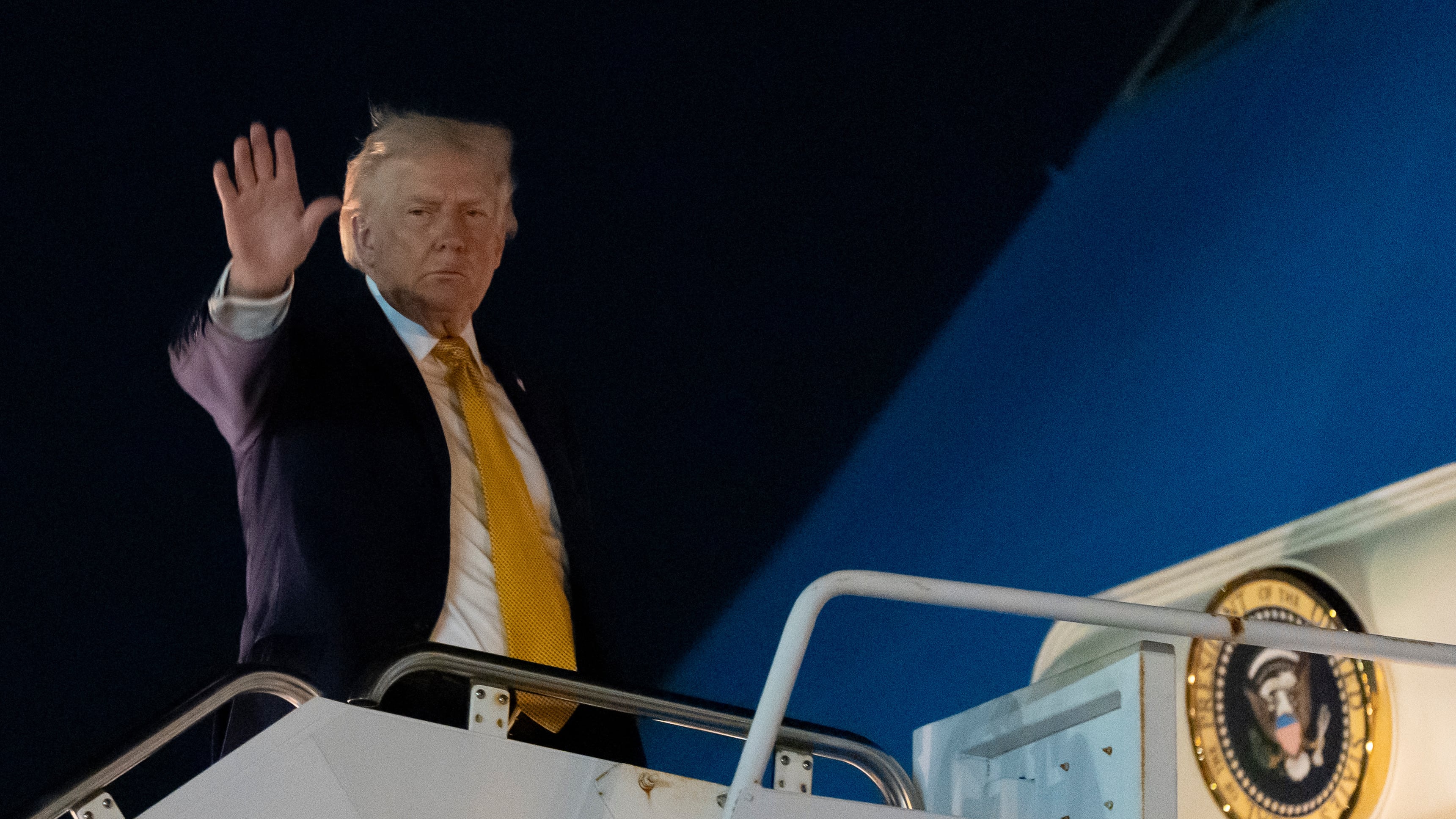 Trump torna a bastonare. "Putin è pronto alla pace è Zelensky che dice no"