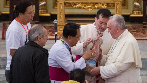 La messa "bagnata" del Papa a Tacloban 10