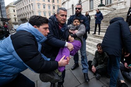 Il blitz di Ultima Generazione davanti palazzo Montecitorio: le immagini 3
