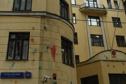 Mosca, sassi e uova contro l'ambasciata turca 5