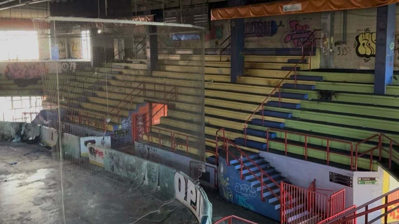 Milano, Agorà del ghiaccio abbandonato a pochi mesi dalle Olimpiadi: "Condizioni raccapriccianti"