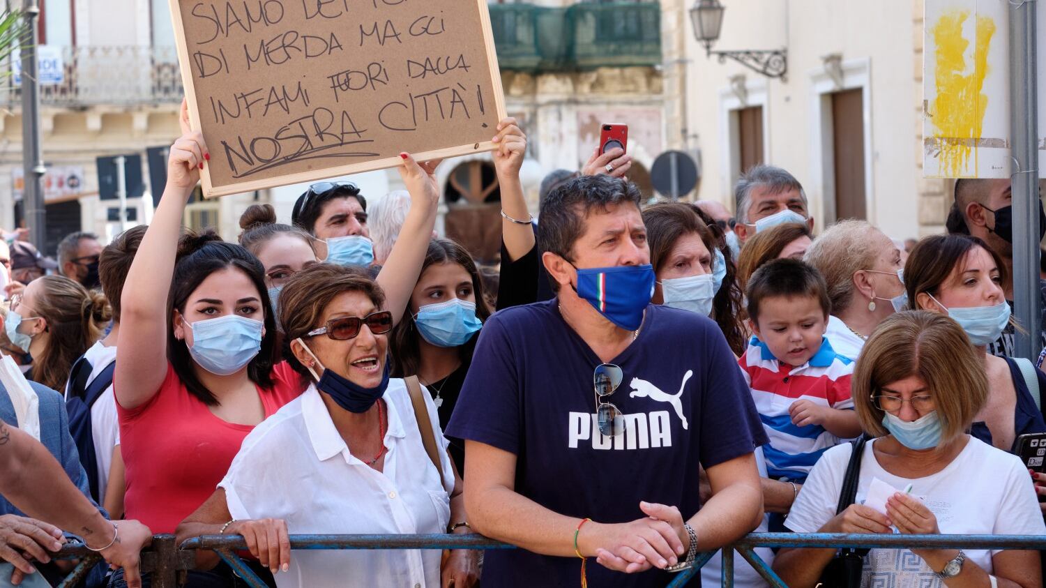 "Vergogna", "Processateci tutti" Scontro tra leghisti e kompagni